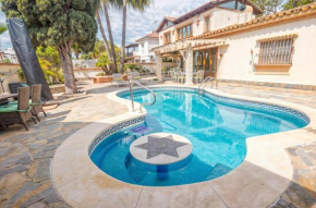 Villa Luna- Pool with Jacuzzi by the Beach, Estepona